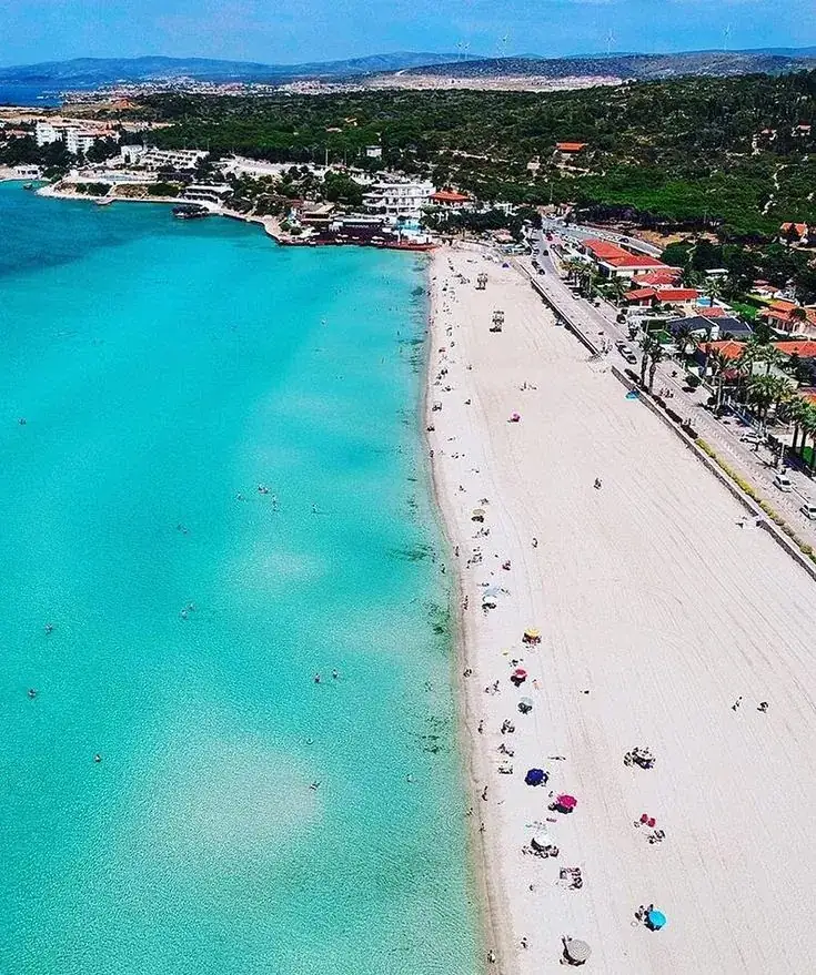 Çeşme'de turkuaz deniz ve uzun kumsalın havadan görünümü