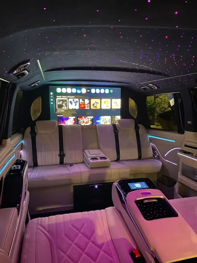 Mercedes Vito VIP iç mekanı, karşı açıdan: ambiyans aydınlatma ve dokunmatik konsol